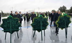 Мемлекет басшысы Бейтараптық монументіне гүл шоғын қойды