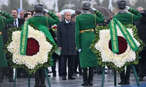 Токаев возложил венок к Монументу Нейтралитета в Туркменистане