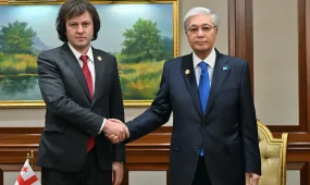 Ашхабадтағы халықаралық форум аясында Қасым-Жомарт Тоқаев Грузия Премьер-министрі Ираклий Кобахидземен кездесті