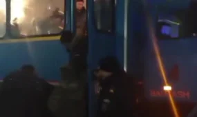 Рейсовый автобус столкнулся с грузовиком в Карагандинской области — пассажиров эвакуировали спасатели