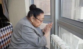 К 96-летию Бибигуль Тулегеновой военные устроили музыкальный сюрприз