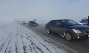 Закрытая трасса и нулевая видимость: полиция сопроводила колонну авто на трассе Жезказган — Петропавловск