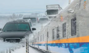 Из-за метели в Казахстане пассажиров пересаживают с трасс на рельсы