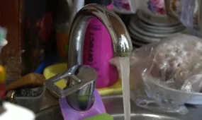 "Течет мутная жидкость": жители Уральска жалуются на качество питьевой воды