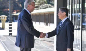 Президент Жапония сарайына барды