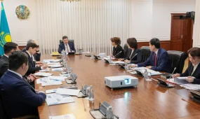 Олжас Бектенов денсаулық сақтау саласын цифрландыру және қаржылық сауаттылық мәселесі бойынша кеңес өткізді
