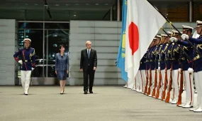 Президента Казахстана торжественно встретили в Японии