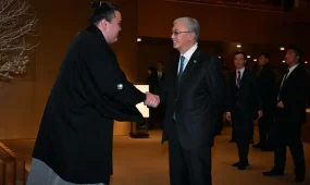 Токаев встретился в Токио с сумоистом из Казахстана