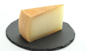 Жирный сыр и сливки снижают риск деменции, - исследование