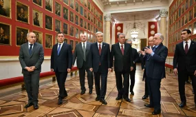 Президент Қасым-Жомарт Тоқаев ТМД-ның бейресми саммитіне қатысу үшін Санкт-Петербургке келген өзге де мемлекеттер басшыларымен бірге Эрмитажды аралап көрді