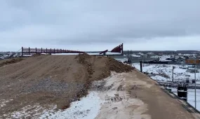 Қызылжарда теміржолдың үстінен салынып жатқан алып көпір құрылысы кешігіп жатыр