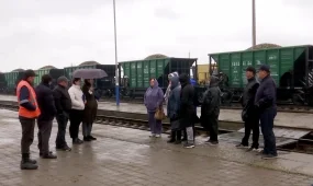 Павлодарда тұрғындар пойыз астымен өтіп, жұмысқа барып жүр