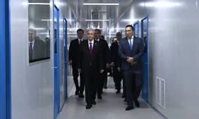 Касым-Жомарт Токаев посетил цеха фармпроизводств в Жамбылской области