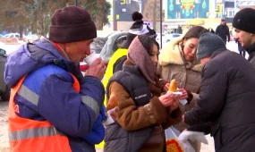 Горячий чай и пирожки раздавали сегодня коммунальщикам в Уральске