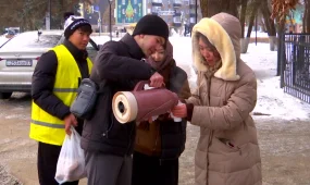 Оралдық еріктілер жұмысшыларға ыстық тамақ таратты