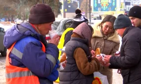 Оралдық еріктілер жұмысшыларға ыстық тамақ таратты