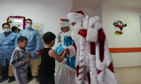 Подарки к Новому году от хоккеистов и горожан доставили в Центр матери и ребёнка Усть-Каменогорска