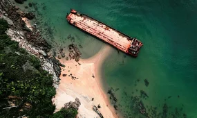 Целая семья попала без вести при крушении судна в Индонезии