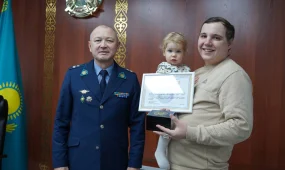 Таксиста, спасшего пенсионерку от мошенников, наградили в Павлодаре