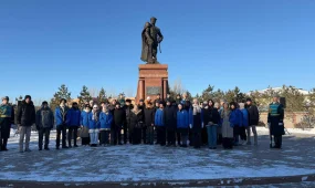 К 115-летию Бауыржана Момышулы молодежь возложила цветы к его памятнику