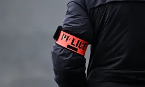 Десятки человек задержали за фейерверки у Эйфелевой башни