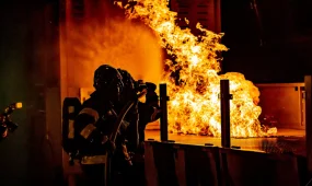 В Астане вспыхнул пожар в трёхэтажке: спасатели работают по повышенному рангу