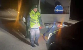 Ақмола облысында полицейлер жолда қалып қойған жүргізушілерге көмек көрсетті