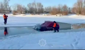 Грузовик провалился под лёд на западе Казахстана