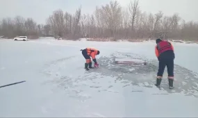 В Уральске на реке Чаган под лёд провалилась грузовая газель