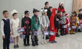 Члены Западно-Казахстанского областного филиала партии «AMANAT» провели новогодний праздник для детей в Уральске