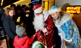 Дед Мороз и Снегурочка поздравляют пассажиров в поездах