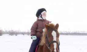 Павлодарлық 9 жасар Ясмина аттың құлағында ойнайды