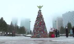 Эко-ёлка в стиле құрақ-көрпе объединила поколения и вышла на мировой уровень