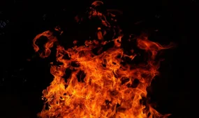 Пожар в пятиэтажке в Таразе: МЧС тушит кровлю, работает штаб