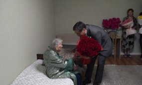 Алматы қаласының әкімі Мемлекет басшысының соғыс ардагерлеріне арнайы құттықтауын жеткізді