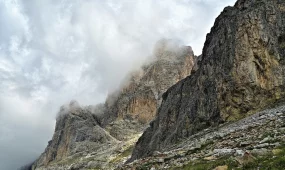 Қарағанды облысында құтқарушылар тауда жарақат алған әйелді құтқарды
