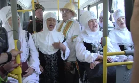 Әжелер автобуста Абай әндерін шырқады