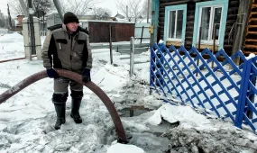 Частный сектор подтопило в результате порыва трубы водоснабжения в Петропавловске