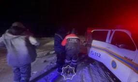Абай облысында қар құрсауында қалып, бұзылып қалған көліктен 3 адам құтқарылды