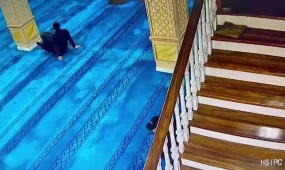 Алматыда ер адам мешітте намаз кезінде ұрлық жасады