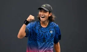 Казахстанский теннисист Амир Омарханов пробился в четвертьфинал турнира в Испании