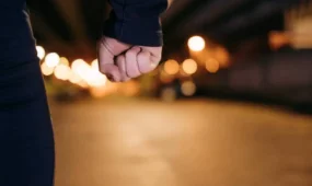 Күшікті 5-қабаттан лақтырып жіберген ер адамды белгісіз біреулер соққыға жықты