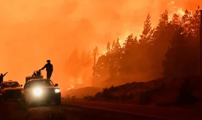 Тысячи туристов эвакуировали из-за лесных пожаров в Аргентине