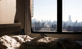 109 мигрантов на 40 квадратах: владелица «резиновой» квартиры в Алматы получила год ограничения свободы