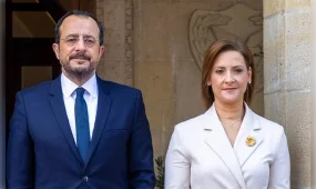 Кипр президентінің әйелі жемқорлық дауы үшін әлеуметтік агенттіктегі қызметінен кетті