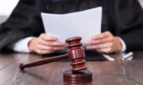 Астанада бөтелкемен аялдаманың әйнегін сындырған ер адамға сот шешімі шықты