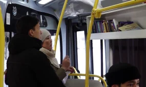 Общественный транспорт в Уральске стал передвижной библиотекой