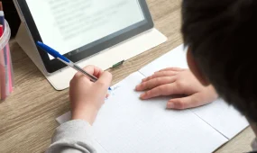 Оқушылар онлайн оқиды