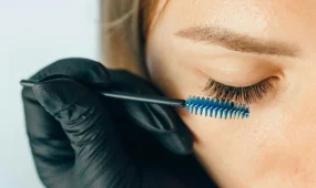 Продажу водостойкой косметики запретили во Франции