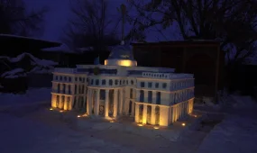 Точную копию здания Акорды слепил из снега житель Западно-Казахстанской области